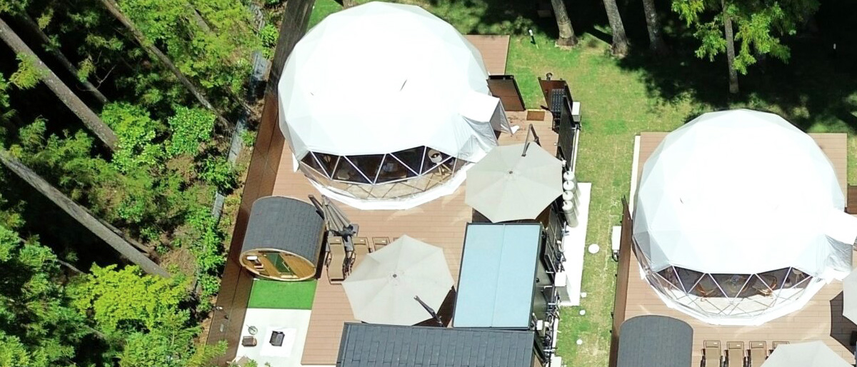 森の中のグランピングテント